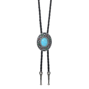 Détail de cravate bolo avec pierre turquoise et motifs tribaux en émail coloré