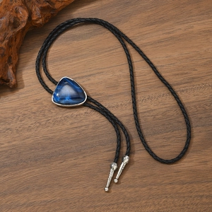 Bolo-Tie mit blauem Marmorstein an schwarzer Kordel im Western-Stil im Detail