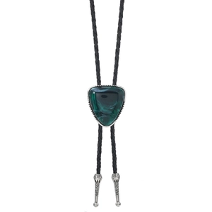 Details von Western-Bolo-Tie mit grünem Marmorstein in verzierten Silberrahmen