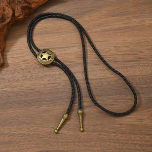 Detail einer Vintage-Bolo-Krawatte mit bronzener Sternschnalle und Metallspitzen