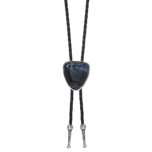 Detail einer Western-Bolo-Krawatte mit Marmorstein und gravierten Silber-Metallspitzen