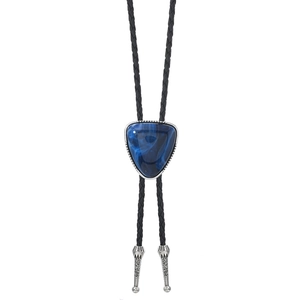 Detail einer Western-Bolo-Krawatte mit blauem Marmorstein und Vintage-Silberspitzen