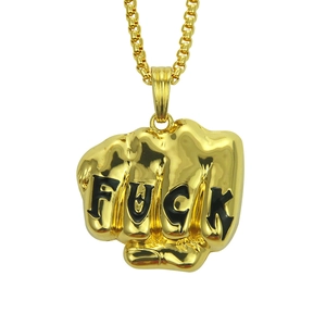 Vue détaillée d'un pendentif en forme de poing doré avec gravure FUCK de style hip-hop