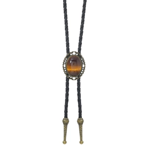 Detail von Western-Bolotie mit Tigerauge-Stein und bronzener floraler Metallschnalle