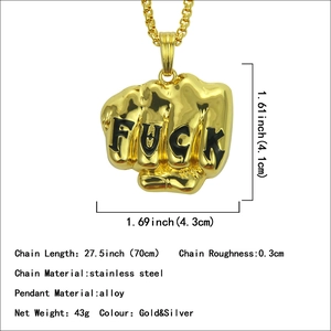 Pendentif poing doré hip hop avec gravure FUCK sur chaîne perlée en acier de 70 cm