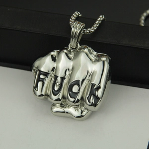 Collier hip hop avec pendentif poing argenté et gravure FUCK noire sur chaîne à billes