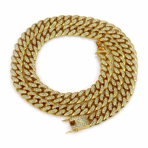 Gros plan d'une chaîne cubaine dorée de 13 mm avec fermoir papillon incrusté de diamants