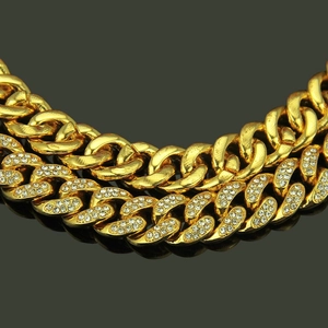 Gros plan d'un collier cubain doré de 13mm à double rangée avec strass pavés brillants