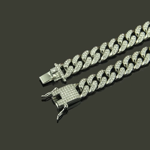 Chaîne cubaine argentée de 13mm avec fermoir papillon et strass brillants sertis