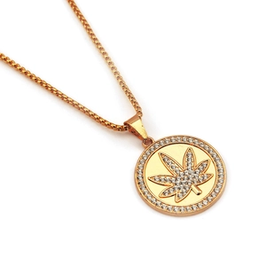 Collana hiphop dorata con ciondolo a medaglione rotondo e foglia d'acero di strass