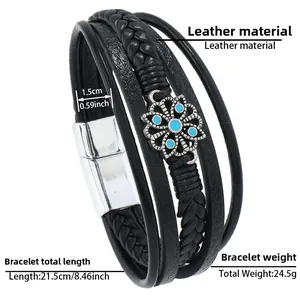 Dettaglio del bracciale multistrato in pelle con fiore in metallo e chiusura magnetica