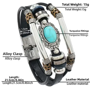 Détail du bracelet multicouche en cuir avec pierre turquoise et perles de crâne