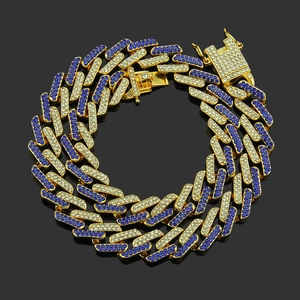 Nahaufnahme der 13mm Gold-Cuban-Kette mit blau-weißen Kristallen und quadratischem Verschluss