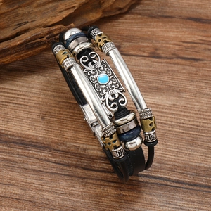 Détail du bracelet en cuir multicouche avec fermoir en inox et perle turquoise