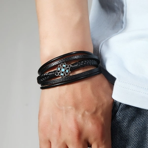 Bracciale multistrato in pelle nera da uomo con ciondolo a fiore di margherita