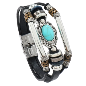 Bracelet multicouche en cuir avec pierre turquoise et perles en acier inoxydable sur fond blanc