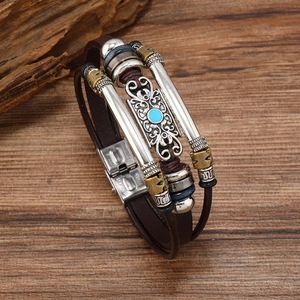 Détail du bracelet en cuir multicouche avec incrustation de turquoise et fermoir inox