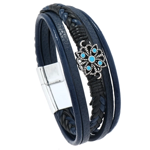 Dettaglio di un bracciale multistrato in pelle boho con ciondolo floreale e chiusura magnetica