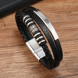 Bracciale multistrato da uomo in pelle con chiusura magnetica su base in legno