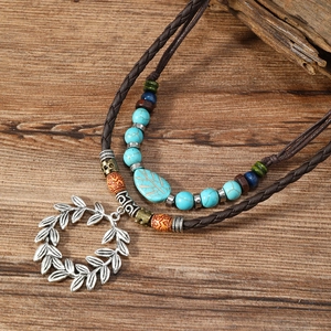Boho-Halskette mit türkisfarbenen Perlen und silbernem Blattkranz-Anhänger