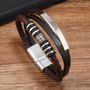 Bracciale multistrato in pelle marrone da uomo con fibbia magnetica su legno