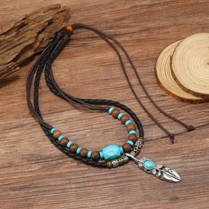 Collier bohème double couche avec pendentif feuille turquoise et perles en bois naturel