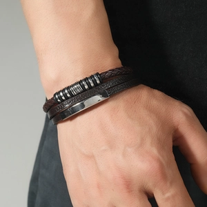 Dettaglio di un bracciale multistrato in pelle intrecciata vintage con chiusura magnetica