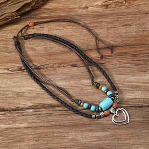 Collier multicouche bohème en perles de turquoise avec pendentif cœur argenté