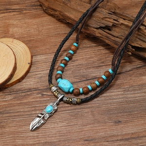 Collier Multicouche Vintage Bohémien pour Femmes Pendentif Feuille Plume en Alliage Corde en Cuir Perles en Bois Bijoux Réglables