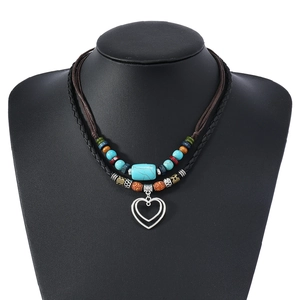 Collier multicouche bohème en perles de turquoise avec pendentif double cœur ajustable