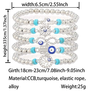 Détail du lot de cinq bracelets en perles de turquoise avec pendentifs œil de protection