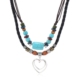 Collier multicouche bohème avec perles turquoise et pendentif coeur argenté sur cordon