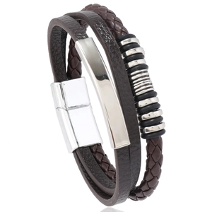 Dettaglio del bracciale multistrato in pelle intrecciata marrone con chiusura magnetica