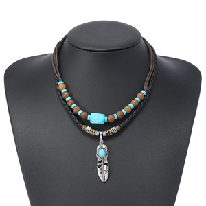 Collier bohème double rang avec pendentif feuille turquoise et perles en bois