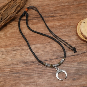 Collier ras du cou bohème avec pendentif croissant gravé et cordon en cuir tressé