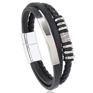 Dettaglio di un bracciale multistrato in pelle intrecciata nera con chiusura magnetica