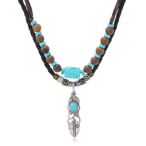 Collier double couche bohème avec pendentif feuille turquoise et perles en bois