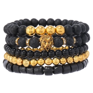 Dettaglio del set di 5 bracciali in pietra lavica nera con testa di leone dorata