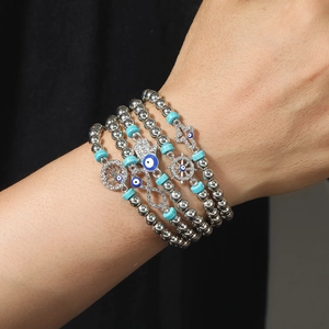 Ensemble de cinq bracelets bohèmes avec charmes œil du diable et perles turquoises