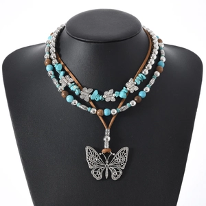 Collier papillon à trois rangs avec perles turquoise et pendentif argenté sur mannequin
