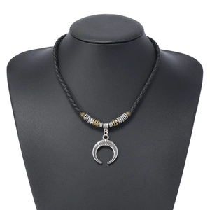 Choker bohème en cuir noir avec pendentif tribal lune croissante en argent vintage pour femme