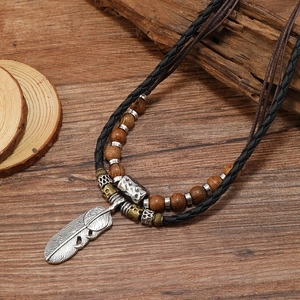 Vintage Boho-Halskette mit silbernem Federanhänger und doppelreihigen Holzperlen