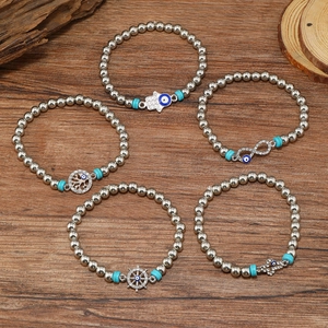Parure de cinq bracelets perlés avec pendentifs œil maléfique, arbre de vie et hamsa
