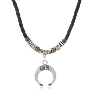 Collier ras du cou bohème avec pendentif corne argentée et gravures tribales