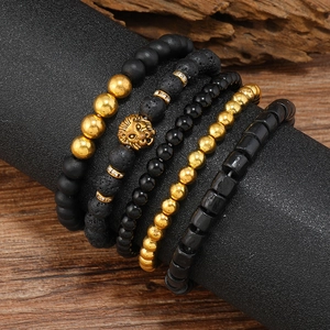 Set di 5 bracciali da uomo con perline nere opache e ciondolo a testa di leone dorata