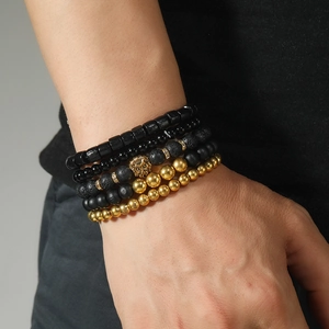 Set di 5 bracciali da uomo con pietre laviche nere, perline opache e testa di leone dorata