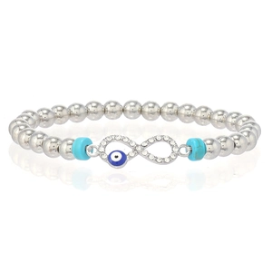 Détail du bracelet en perles argentées avec charme œil maléfique et symbole de l'infini