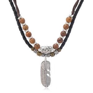 Collier avec pendentif plume rétro, perles en bois et cordon tissé style bohème