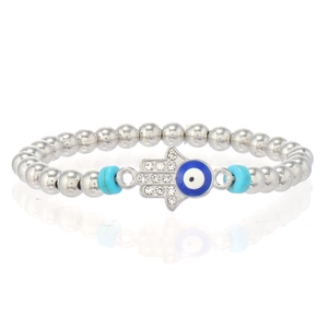 Détail du bracelet à billes argentées avec pendentif main de Hamsa et œil bleu