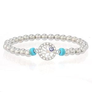 Détail d'un bracelet en perles argentées avec pendentif arbre de vie et œil bleu